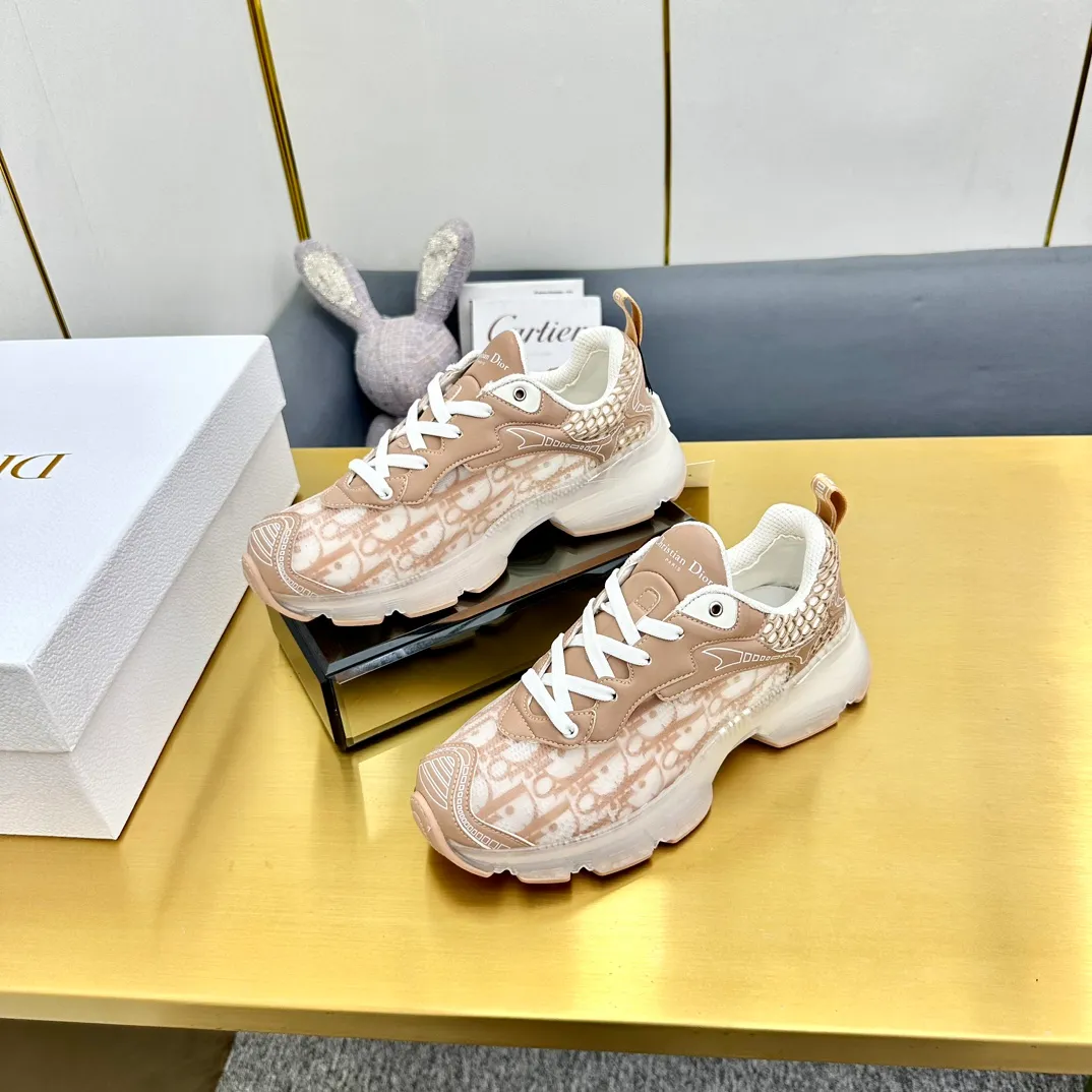 👟👟Ex-factory price 700👟👟 Top version 🌟🌟Dior 2024 spring and summer catwalk new style Vibe iconic fashion modern sports dad shoes CD letter logo Oblique printed pattern lace-up color-blocking thick-soled running shoes Stars' same jelly color casual women's shoes The top high-end version on the market Material: The upper is made of special technology with mesh fabric spliced with metal cowhide + environmentally friendly breathable fabric lining + original molded Tpu combination outsole. Bottom thickness: 4CM Size: 35-40 standard code (34.41 customization is not returnable)